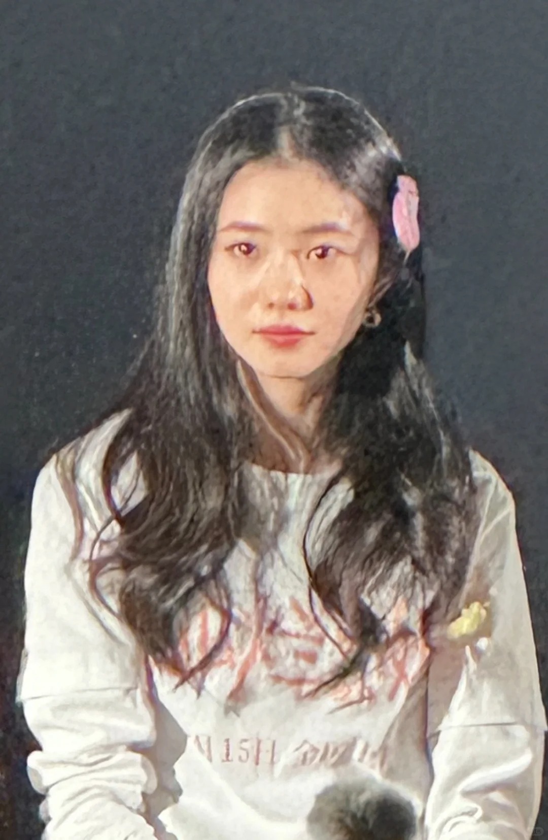 iphone14pro把刘浩存拍成这样
动起来还不错的，一静止就锐化成这样，整个