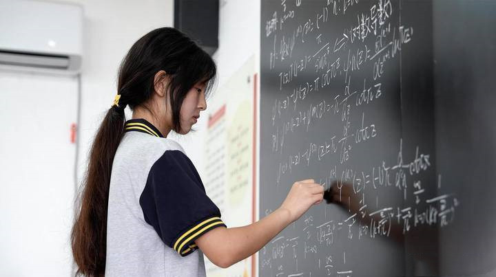 江苏中考分流也太卷了（有一半学生上不了高中），年仅17岁的姜萍，数学竞赛全球第1