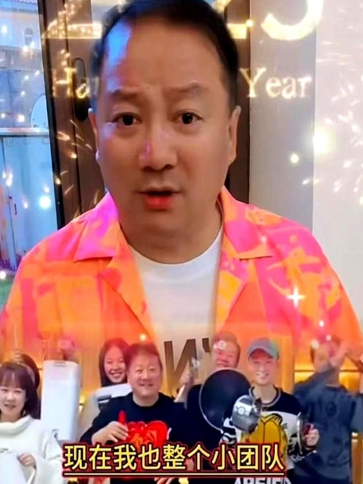 大年初三的赵家班热闹出圈了！谢广坤直播爆料，赵本山今年给百来号徒弟挨个发红包，最