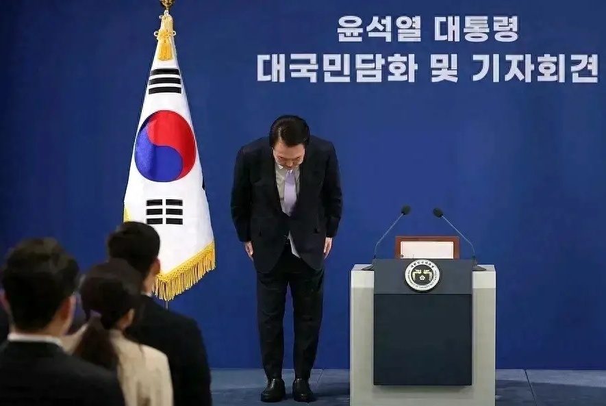 祸不单行？因夫人受贿向国民致歉，韩总统尹锡悦语气卑微恭贺特朗普再遭批！

据韩联