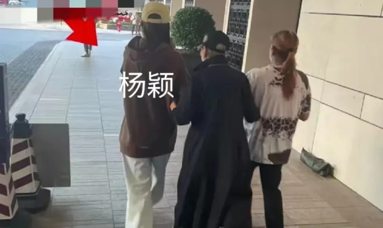 近日，黄晓明陪叶珂产检如胶似漆，力破分手传闻，杨颖则戴着口罩帽子在香港被路人认出