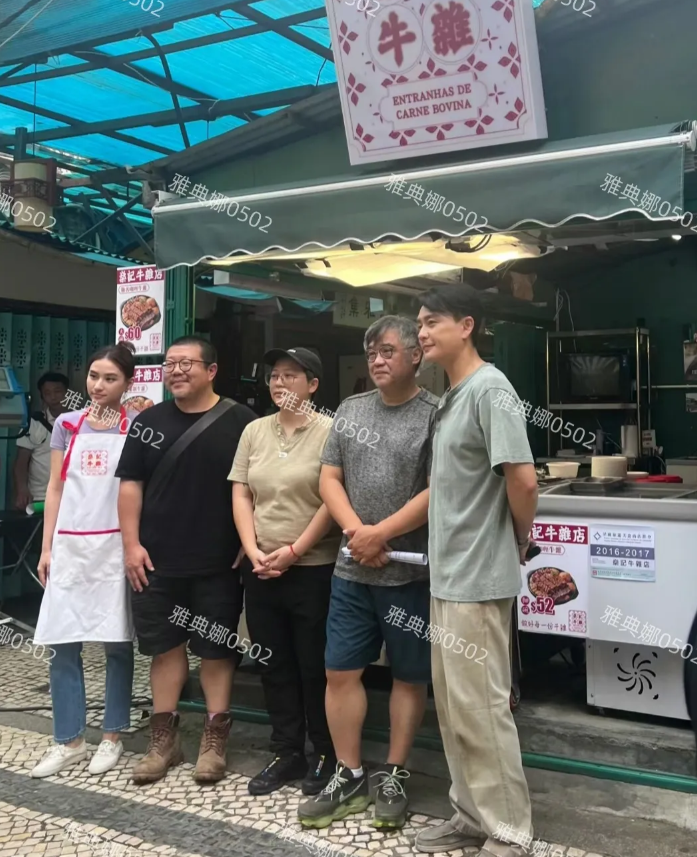 澳门偶遇何超莲黄宗泽拍戏，何超莲本人很一般，没有想象中的漂亮，脸很小五官挺立体的