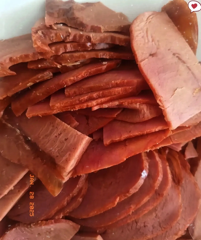 今天在熟食店里买了一斤卤牛肉，买的时候让我尝了一块，感觉挺好吃的，确实有牛肉味。