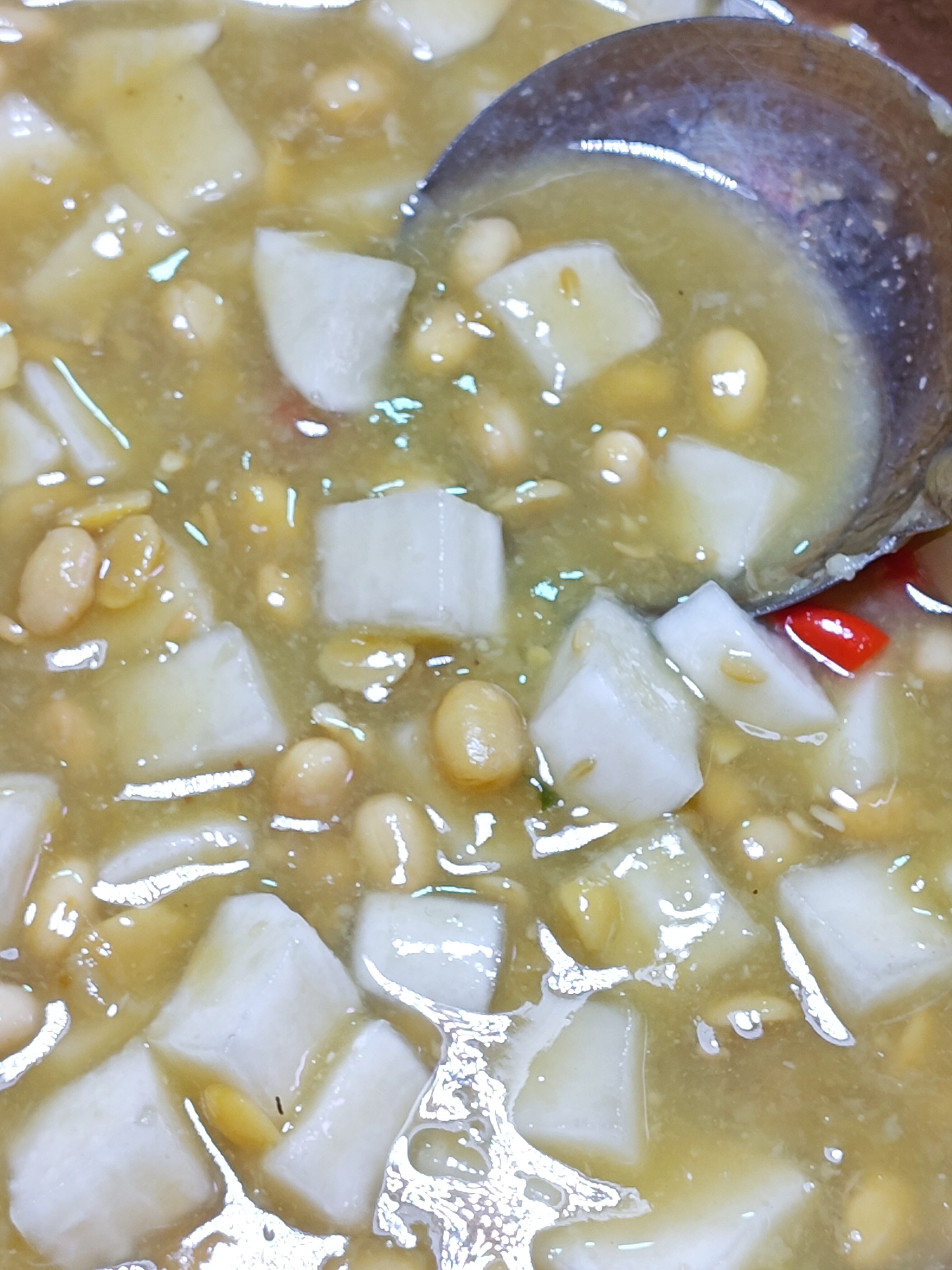 潮汕食杂店，豆酱腌萝卜丁，豆酱腌姜片，看起来不错，极咸，都是白粥杀手，一小碟就可