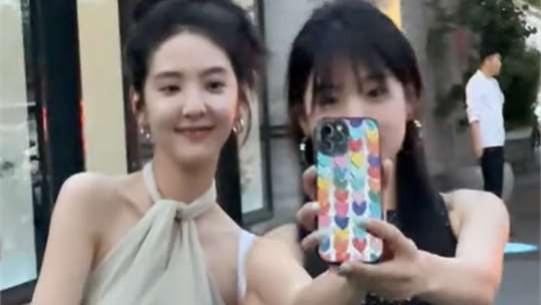 章若楠邀二妹游京城，妹妹美貌赛陈妍希，姐妹路边小酌显低调
