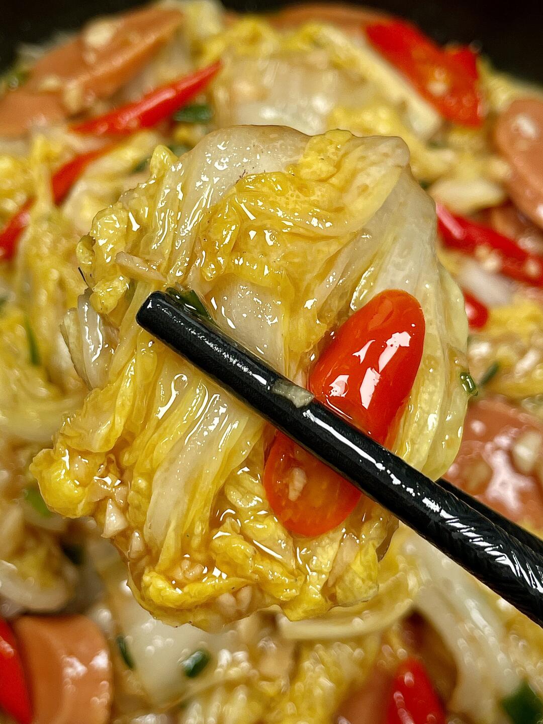 香辣的娃娃菜炒火腿肠，一定要试试
娃娃菜鲜甜爽口，加上喷香的火腿，一盘都不够炫，