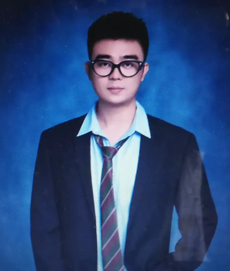 下图这位戴眼镜的年轻人，姓名赵子健，出生于安徽淮南，1995年8月生人，10月1