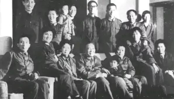 1978年，罗瑞卿全家福！