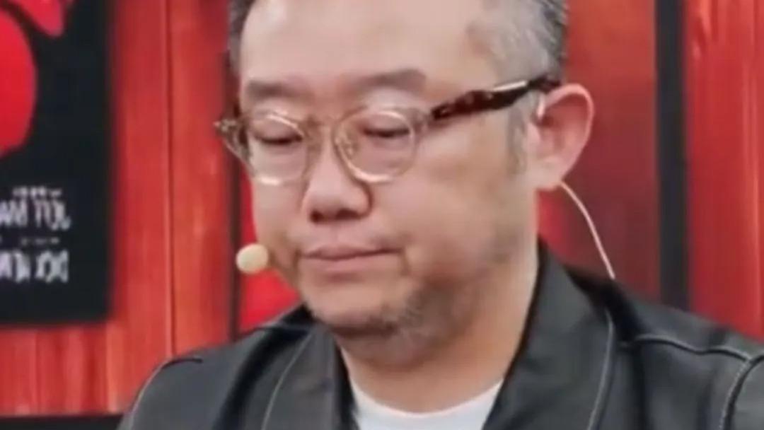 涂磊出院后憔悴露面，哽咽回应妻子去世传闻，去年因谣言影响康复