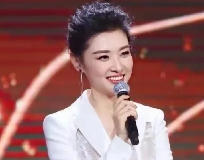 16次主持春晚，与董卿“争”一姐