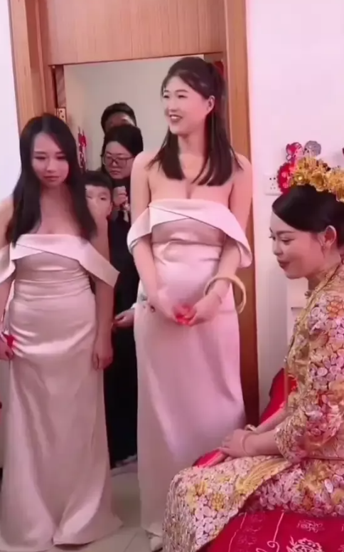 这伴娘穿的这礼服，不知道是耍心机呢，还是不合身，旁边那位伴娘是同样的礼服，也没用