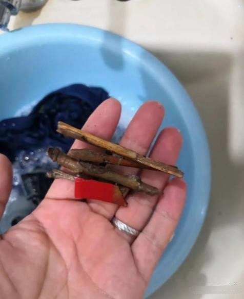 洗衣服时在孩子裤兜发现的，要不要直接扔了