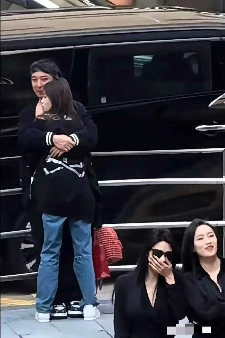 王思聪偷瞄美女，犯了男人都会犯的错！王思聪一边搂着女友懒懒，一边被视线中的高挑美