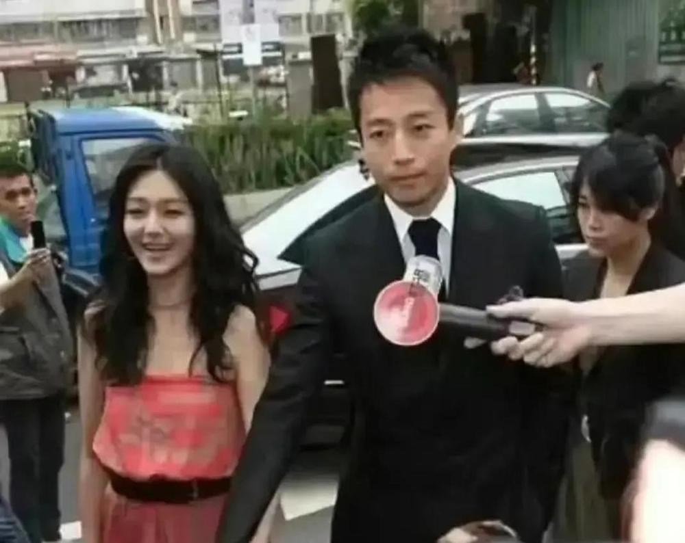 大S的生日宴啊，真是一出接一出！

监控画面里，大S攥着餐巾纸急匆匆离场，纸巾上