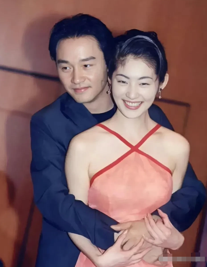 这女生是谁？有认识的吗？