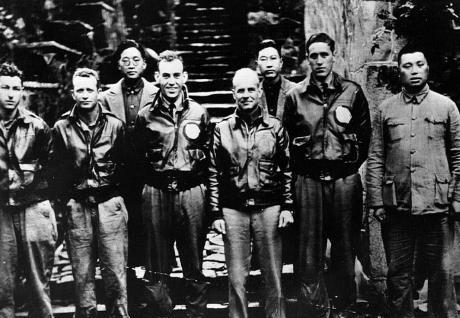 抗战中，檀头岛上一片巨响，渔民赵小宝以为日军空袭，连忙上山。返回时，发现猪圈藏着