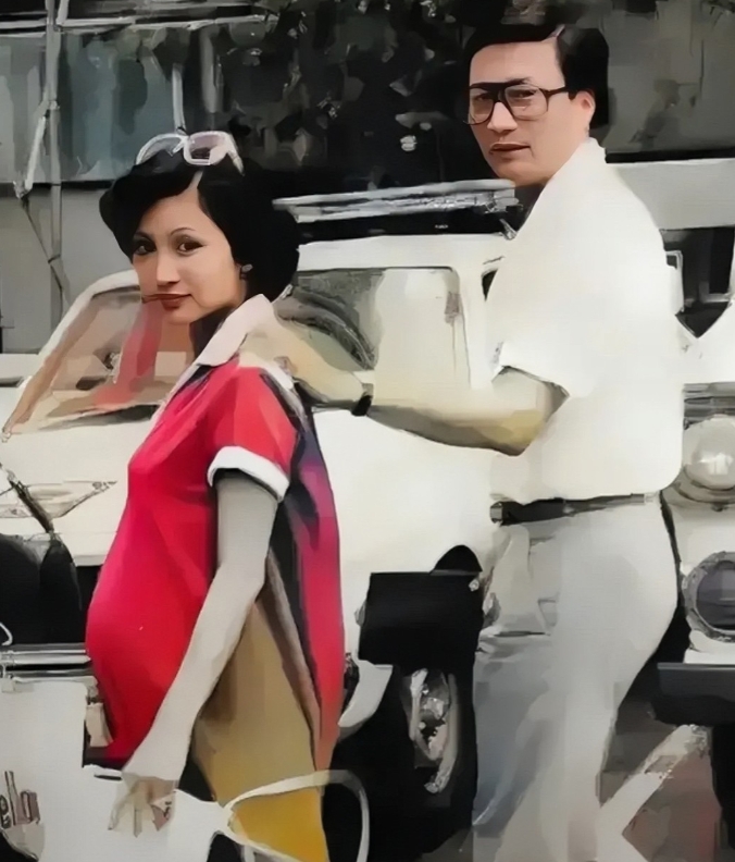 1980年，谢霆锋的父亲谢贤和母亲狄波拉，在街头被抓拍的一张照片。镜头下的谢贤身