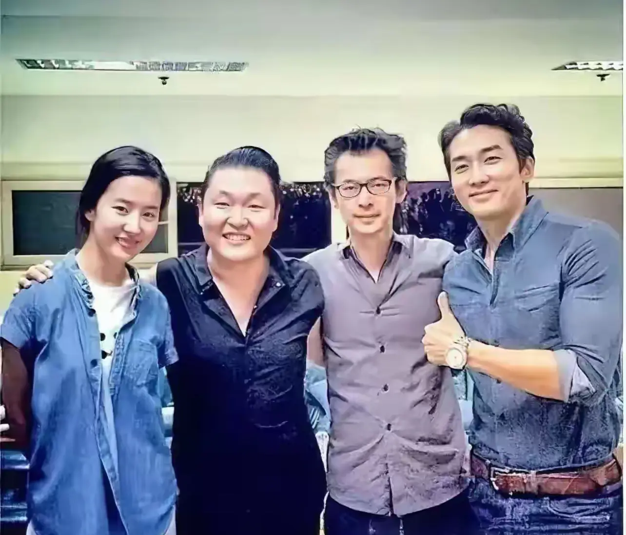 刘亦菲在韩国时的生活照，听说差点成了韩国媳妇，站在她旁边的这位胖子哥看着好眼熟，