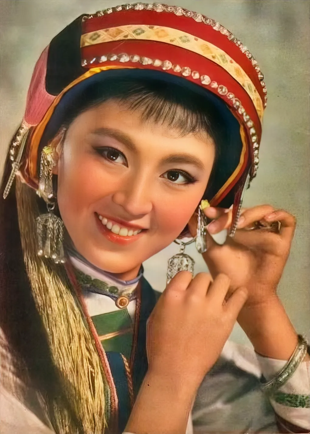 1958年，年仅17岁的杨丽坤出演《五朵金花》，轰动一时。1963年，小有名气的