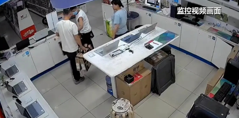 河北承德，电脑店老板接了个5万元的单子，交易完成后没多久，这5万元就被警方给冻结