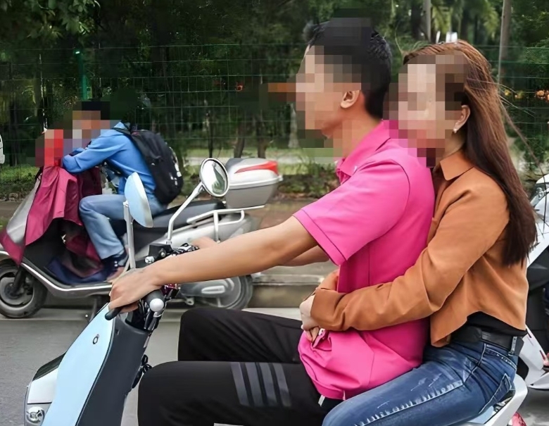 农夫与蛇？北京，女同事请求小伙下班时骑电瓶车带她一程，结果回家途中遇到一个水坑，