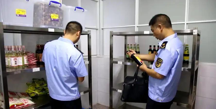 张先生和妻子借贷开了一家小餐馆“沸腾鱼庄”，最近被市监部门的例行检查盯上了麻烦。