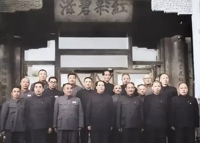 建国前夕，毛主席与战友们留影，美好的回忆！