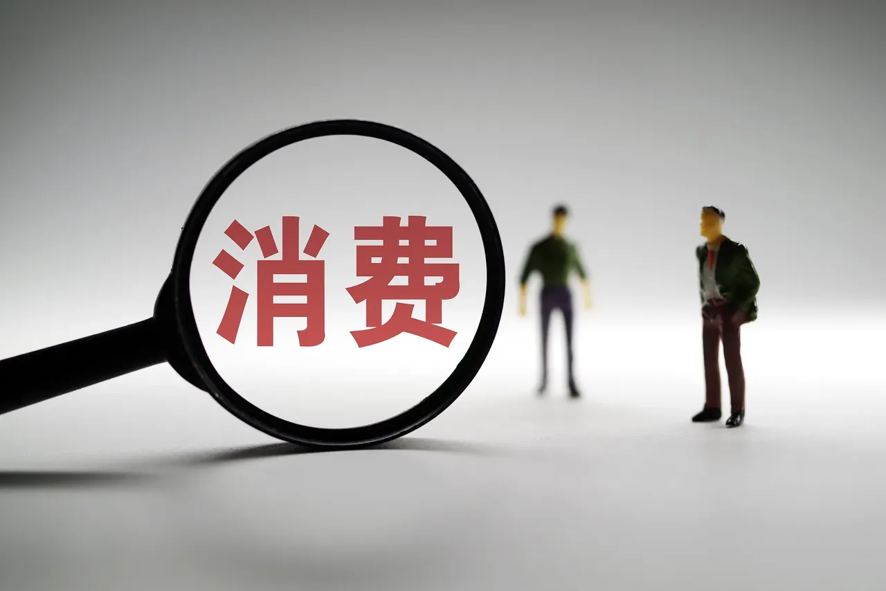 想钱想疯了！甘肃一男子，和朋友去饭店吃饭，要一杯白开水，没想到，服务员却要10块
