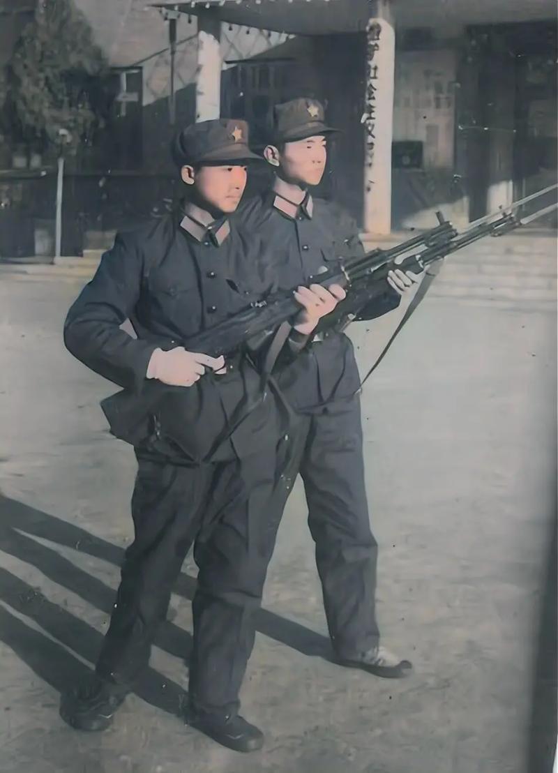 当兵的时候，轮到我去车炮场站岗，从上一班哨兵手里接过步枪，背在肩上在车炮场转了两