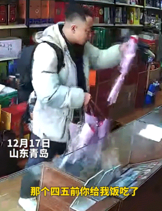 山东青岛，一小店进来一男子给老板送花，起初老板还以为男子是搞推销的，也不想理他。