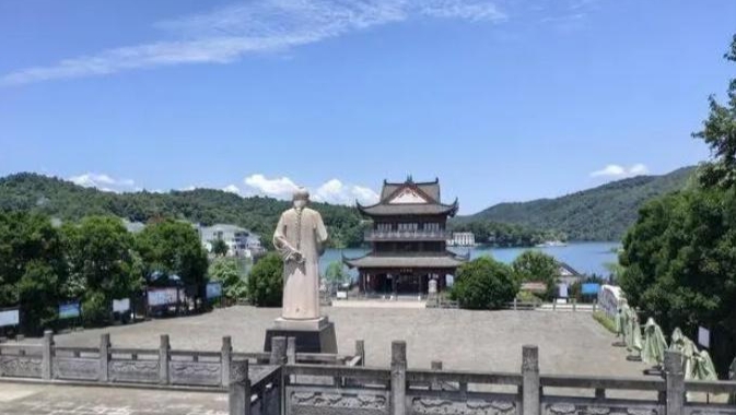 都知道端午节是为了纪念屈原。

楚国，屈原眼睁睁地看着国家被侵略，心痛不已的他投