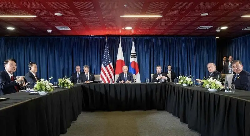 在秘鲁峰会上，美国、韩国和日本齐聚一堂，给全世界上演了一场没有剧本的闹剧，他们强