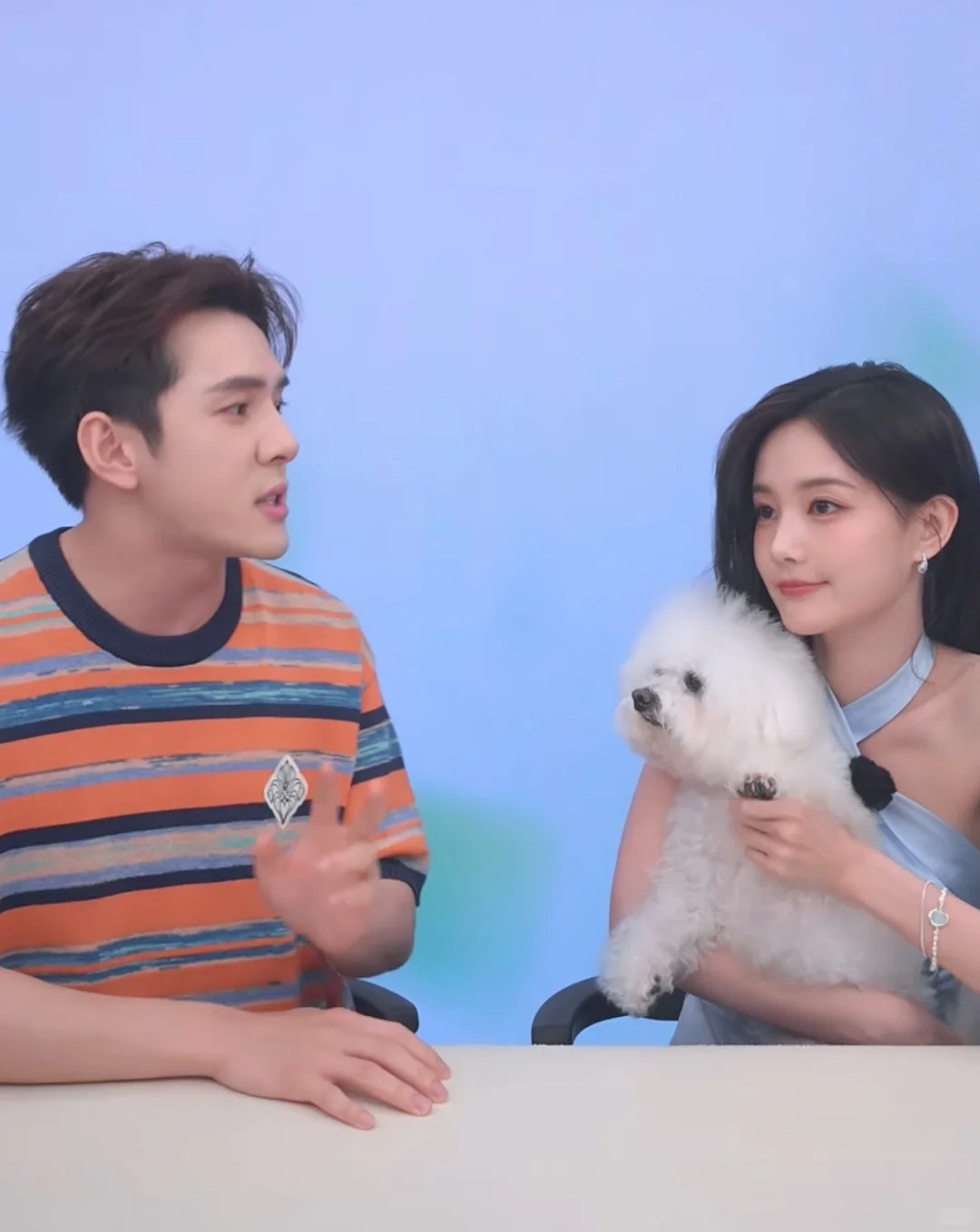 我以为直播间的模特已经很漂亮了…
直到李一桐来我才知道什么是明星😭
之前来的都