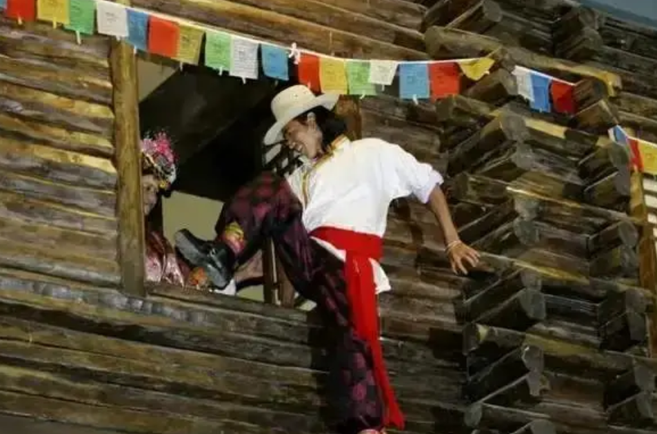 “这里男不婚女不嫁。”在云南一村落，男女一律不婚。但一到晚上，小伙会偷偷从窗户爬