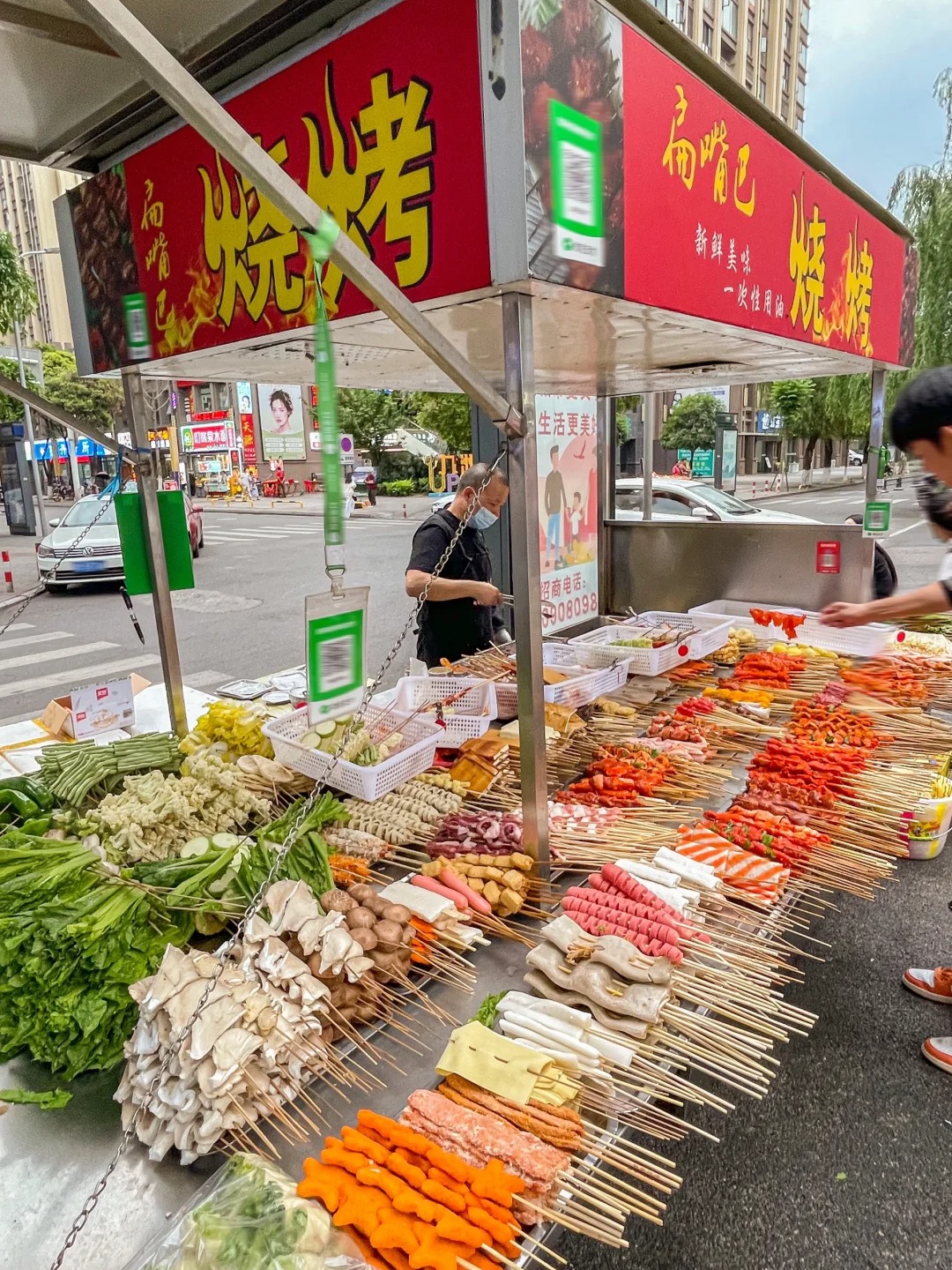 绵阳菜品最多的烧烤摊我好像找到了。。。。。
毫不夸张的说！我吃火锅都没见过这么多