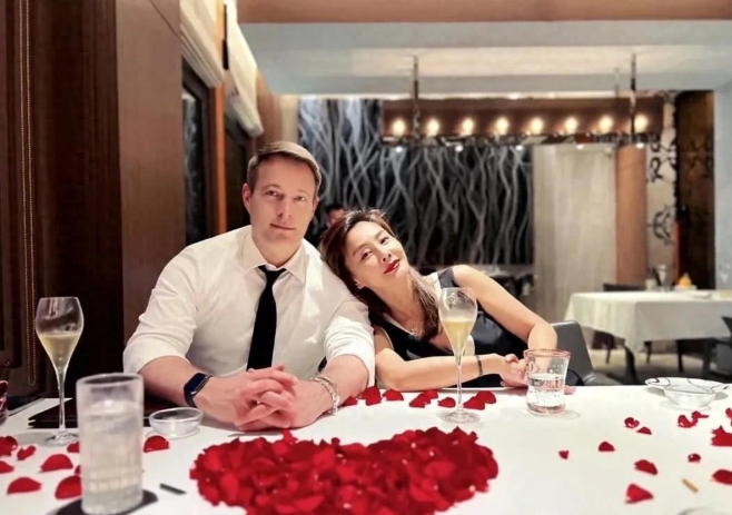 近日，吴奇隆的前妻马雅舒罕见地在社交平台晒出自己的幸福生活。照片中的她笑容灿烂，