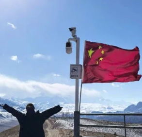 杨幂与国旗同框，杨幂晒合影，感叹：国旗的这一抹红永远耀眼！