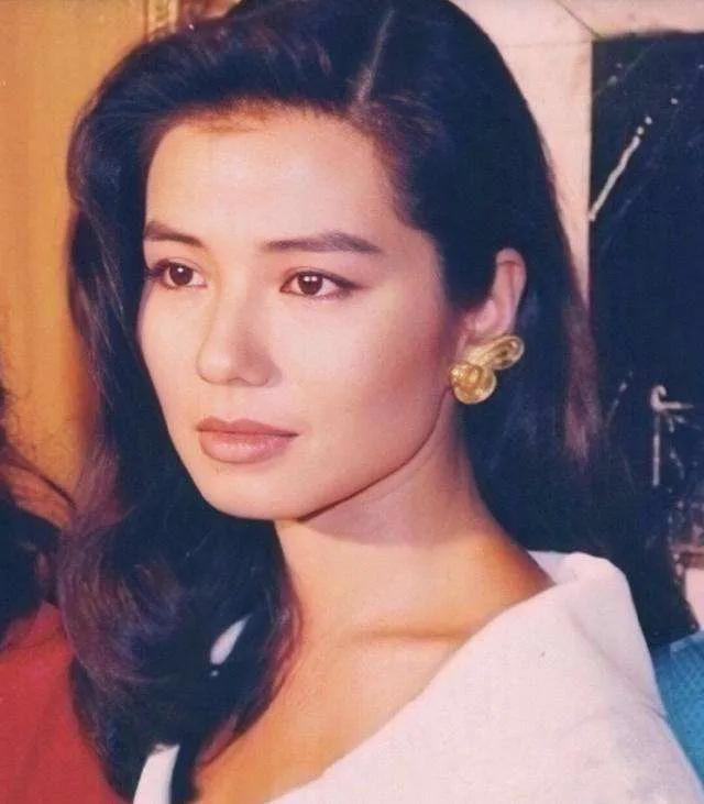 1987年，有个富商对钟楚红说：“我给你100w，跟着我吧！”
钟楚红大骂：“神
