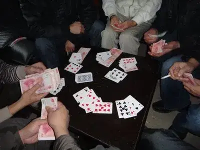 广东梅州，男子与人发生冲突后，被对方纠集同村人打伤，后男子得知对方在村里赌博，遂