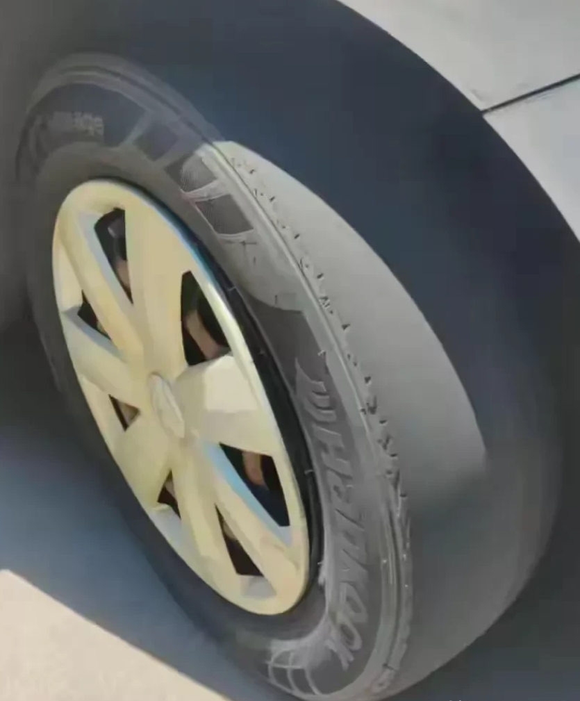 太闹心了！山西太原，有一名男子八年前买了一辆小汽车，由于非常爱车，所以汽车保养的