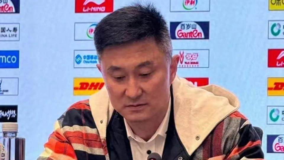 连伤2人！杜锋请求签新外援，阿姆斯成水货，徐杰B类合同打成大腿