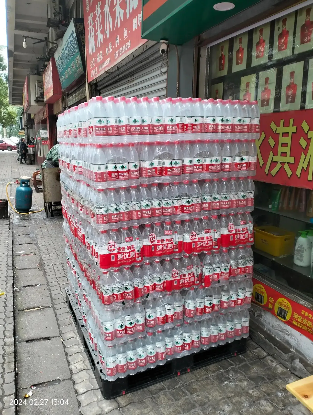 昨天，农夫山泉的销售员来咱们店里，送来了一百多瓶水，让我们直接放店外面。他们说晚