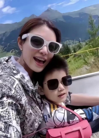 嘿，听说陈晓和陈妍希离婚了，你说这事儿闹得。不过他俩离婚，孩子抚养权感觉都不用争