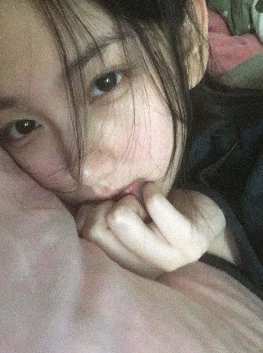 修了张素颜照。
拍了一堆选的一张。
第一次觉得自己素颜好看。