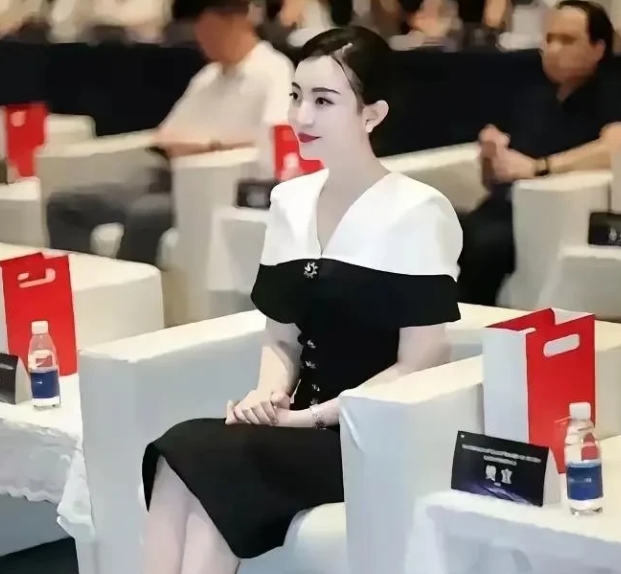 她好白好美呀！坐在沙发上，端庄优雅，长相清纯，皮肤白到发光，这就是肤白貌美大长腿