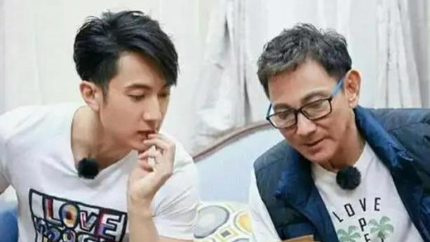 吴尊回文莱跨年，72岁父亲吴景添捧蛋糕庆祝，家中独栋别墅相当豪