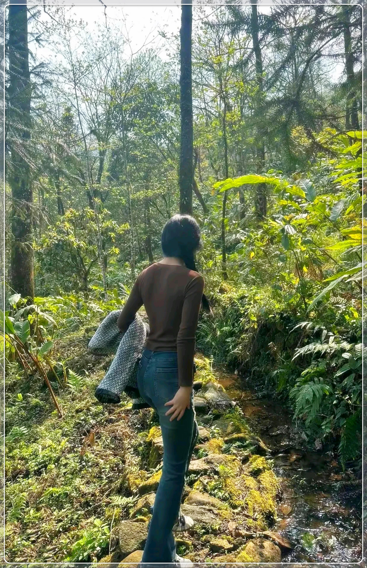 交往一个月的男友坚持带我去爬山，尽管我最初不太愿意，但他通过耐心劝说最终打动了我