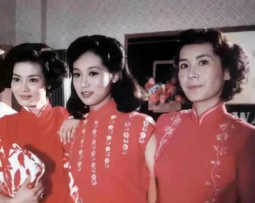 这张老照片里，里面的三位女士如今都成了娱乐圈的老戏骨，你能认出来几位呢？
左边的