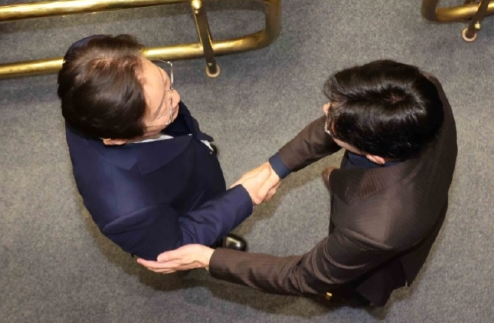 韩国政坛上演黑帮风云录：尹锡悦是否被弹劾，关键就看此人！