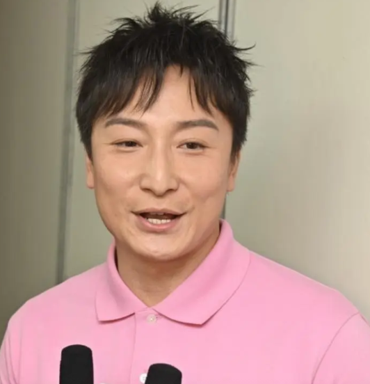 方力申宣布与叶萱已结婚！情人节贴两相公布喜讯，认爱两年终成人夫。
叶萱与方力申2